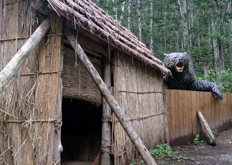 воссозданный домик на который напал медведь людоед