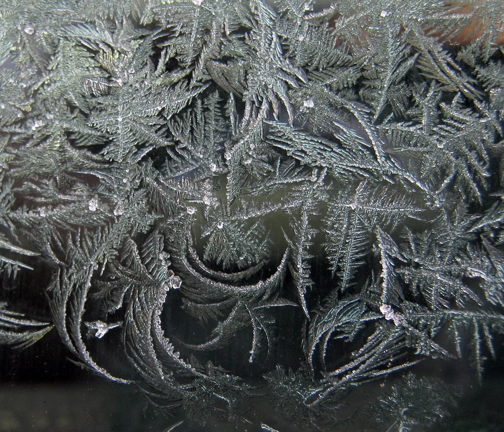 Рост кристаллов воды на стекле