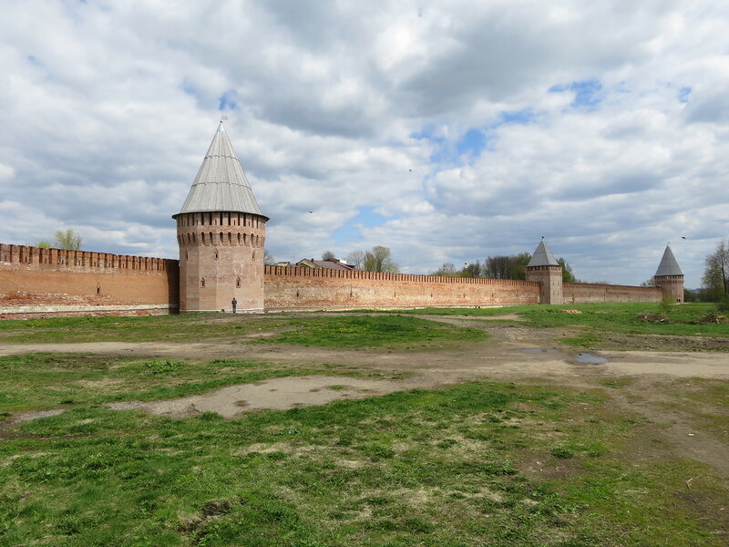 Юго-восточная стена. Башни Долгочевская, Воронина и Заалтарная.
