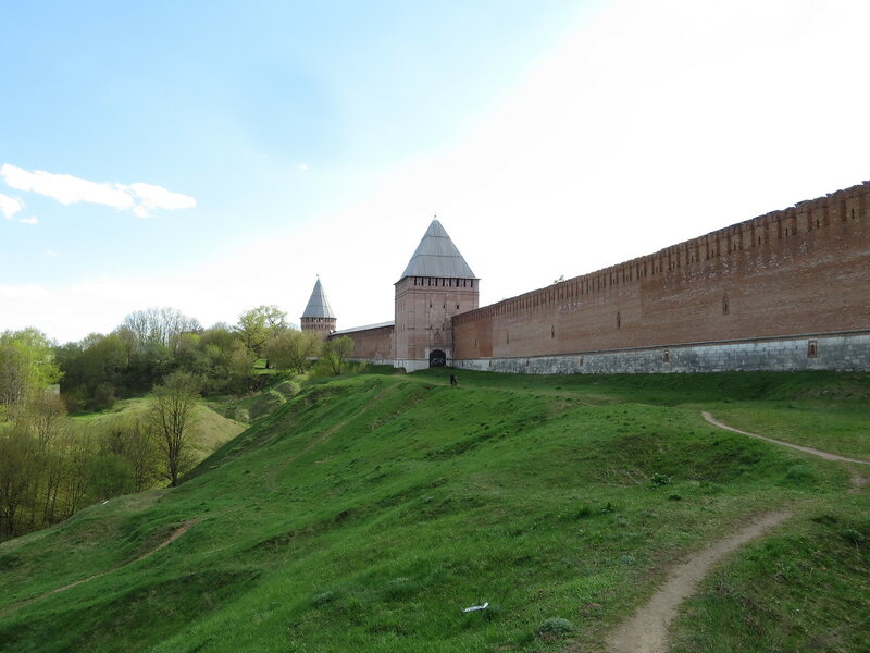 Фрагмент стены между башнями Орел и Заалтарная с рельефом местности
