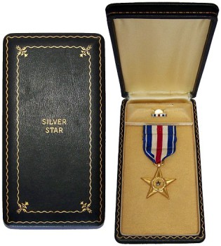 Наградная коробка и значок на лацкан Медали Серебряная звезда.