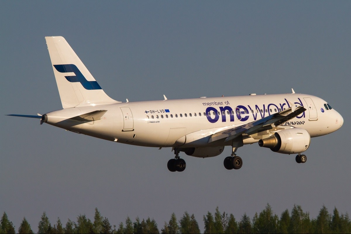 Самолет компании Finnair в цветах oneworld