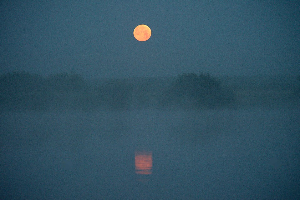 Луна над туманным озером. Снимок сделан в Львовской области Фото: GLOBAL LOOK PRESS