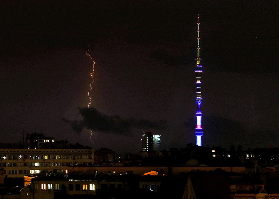 Молния возле Останкинской телебашни. Фото: ТАСС