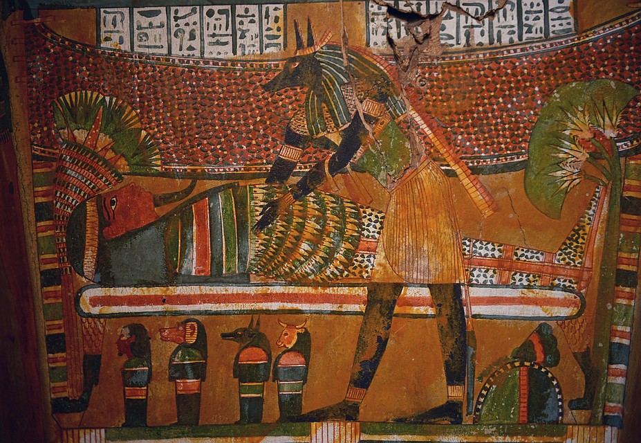 Бог бальзамирования Анубис, склонившийся над мумией. Роспись саркофага, 11 в. до н.э. Каир, Египетский музей. Фото: Виктор Солкин 