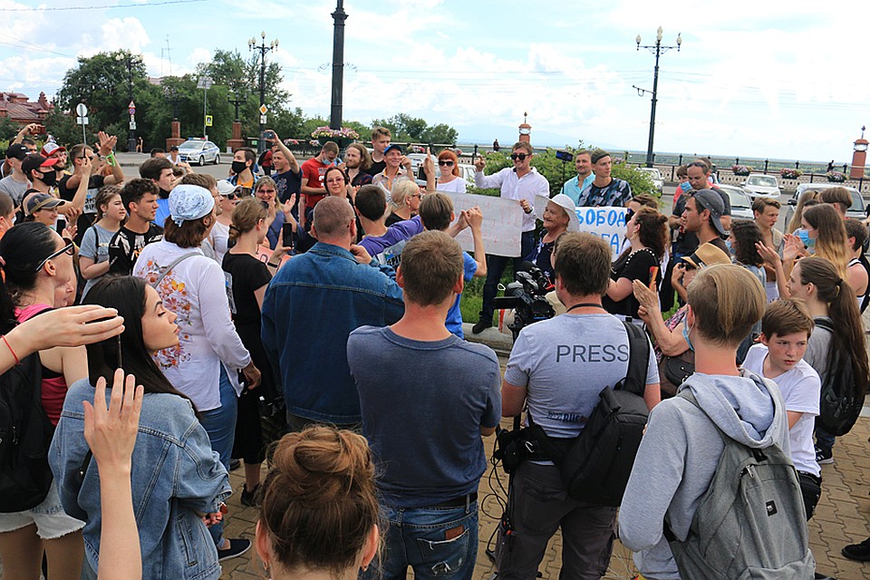 Попытки покричать лозунги против Путина пресекают сами демонстранты Фото: Борис КОКУРИН