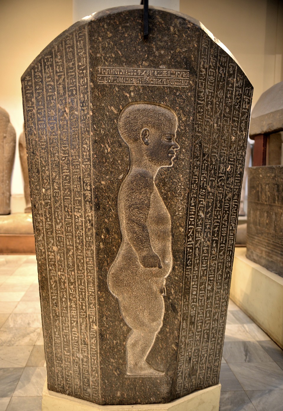 Крышка саркофага придворного карлика Джедхора. 4 в. до н.э. Каир, Египетский музей. Фото: Виктор Солкин 