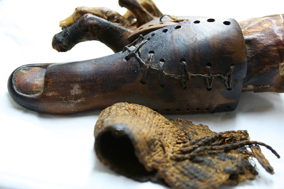 Протез пальца ноги мумии египтянки, жившей в 15 в. до н.э. Фото: Египетский музей в Каире, архив. 