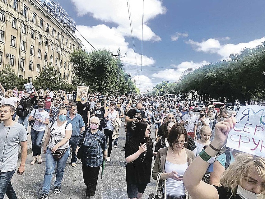 По улицам Хабаровска прошел крупнейший в истории города многотысячный митинг. Дороги перекрыли. Но автомобилисты поддерживали протестующих гудками машин. Фото: Владимир ВОРСОБИН