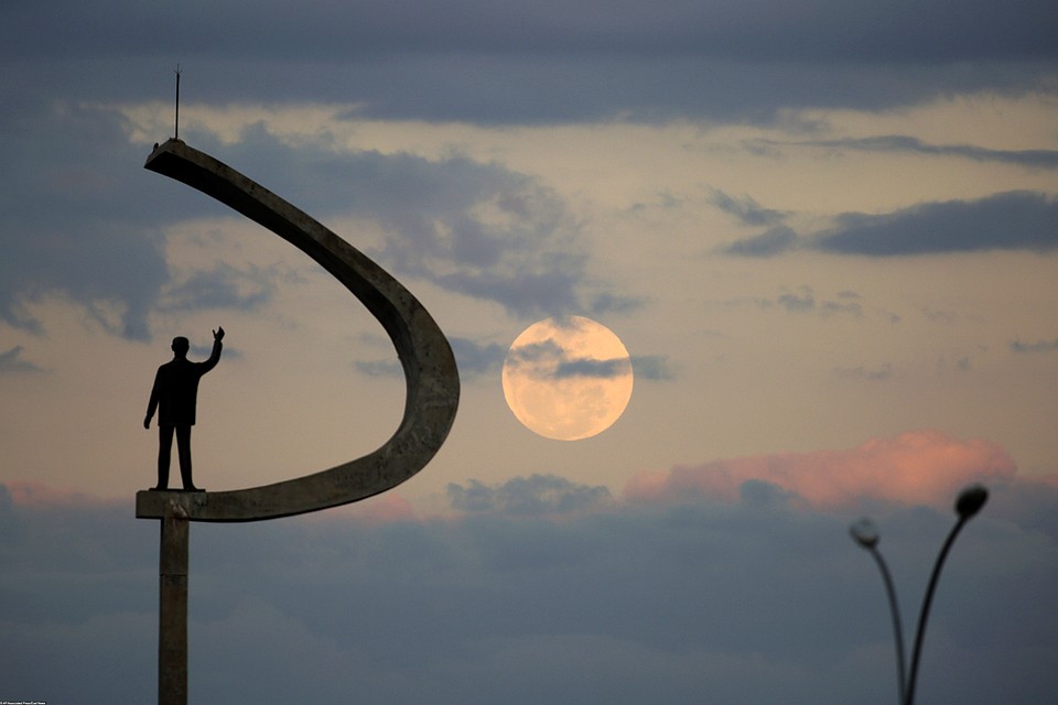 В этом месяце Луна стала совсем необычной, и получила название Грозовой. Снимок сделан в Бразилии Фото: EAST NEWS
