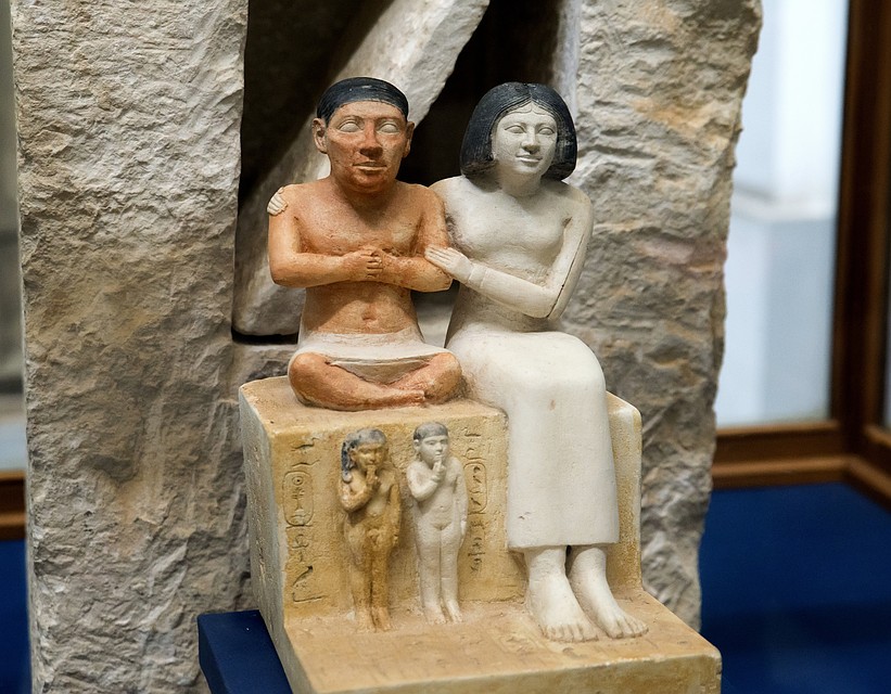Скульптурная группа придворного карлика Сенеба с женой и детьми. 25 в. до н.э. Каир, Египетский музей. Фото: Виктор Солкин 