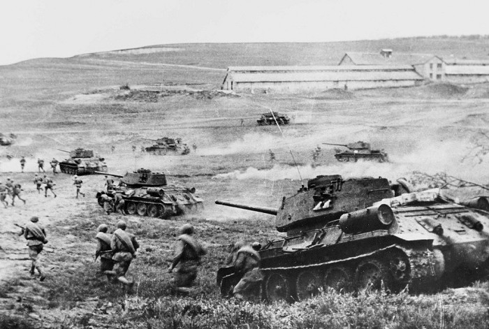 Т-34 атакуют немецкие позиции в битве под Курском