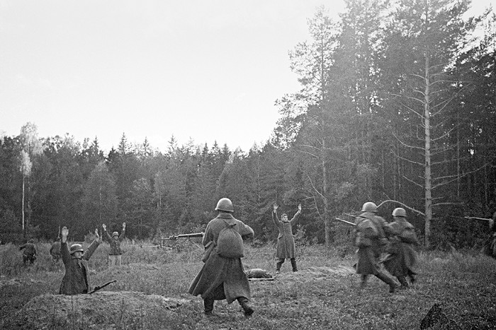 Немецкие солдаты сдаются в плен. Сентябрь 1941 года