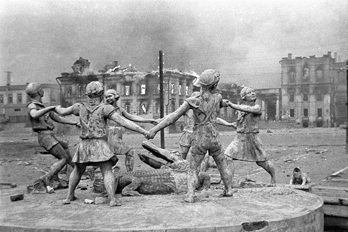 Памятник играющим детям в Сталинграде. Август 1942 года
