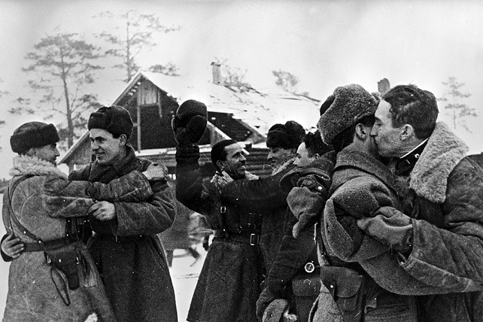Встреча бойцов Ленинградского и Волховского фронтов. Январь 1943 года