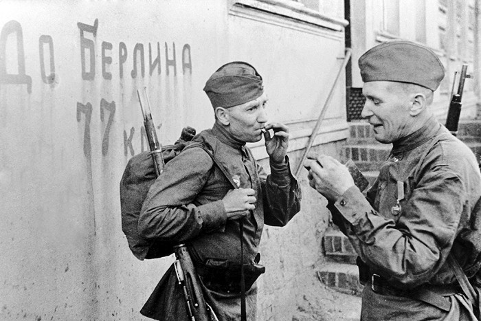 Советские солдаты перекуривают перед последним рывком — до Берлина. Апрель 1945 года