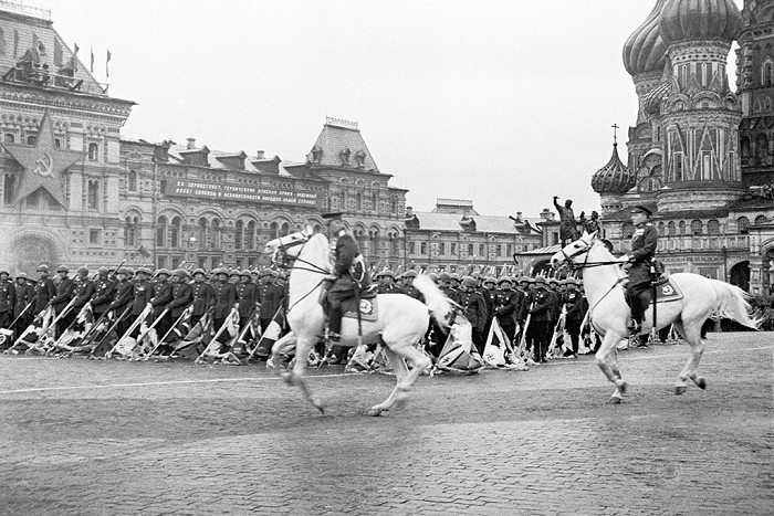 Парад на Красной площади в Москве в ознаменование победы СССР над Германией в Великой Отечественной войне. Июнь 1945 года
