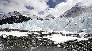 Östlicher Rongpugletscher im Vordergrund; der Khartaphu ist der Berg in der Bildmitte im Hintergrund