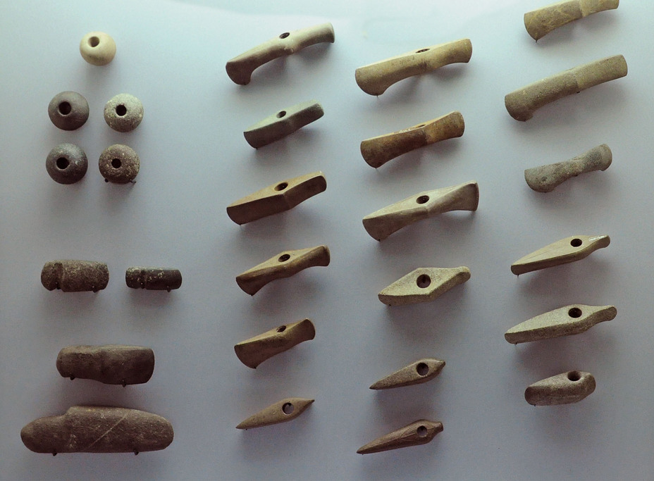 ​Каменные просверленные навершия булав (слева) и топоров (справа), III тыс. до н.э. Археологический музей, Шлезвиг - Первобытная война. Вооружение 