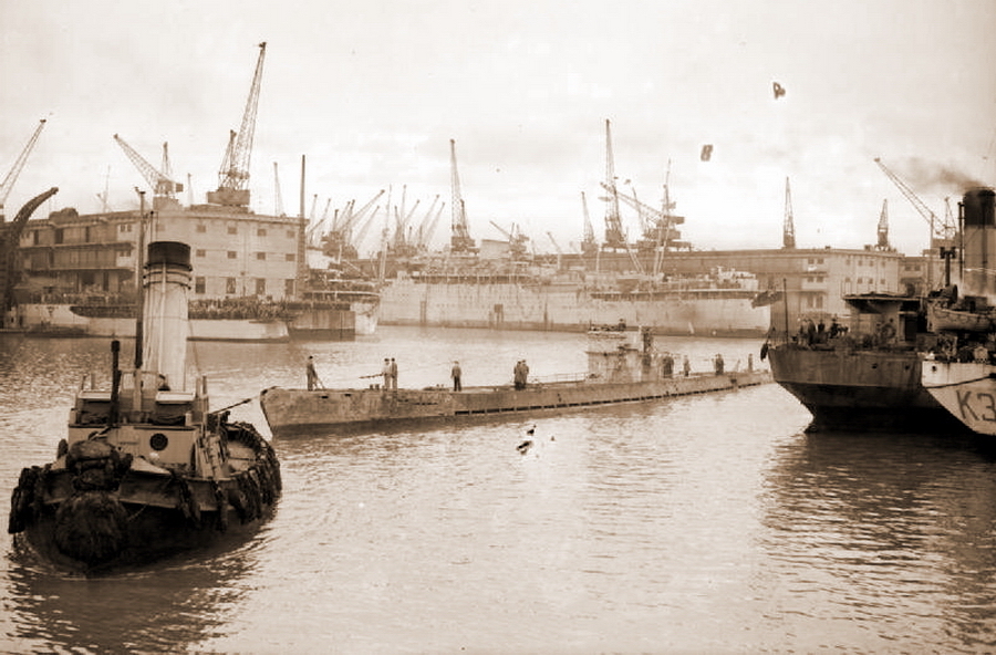 ​Немецкая субмарина U 532, потопившая пароход «Форт Лонгёй». Фото сделано после капитуляции лодки в мае 1945 года - Победившие смерть 