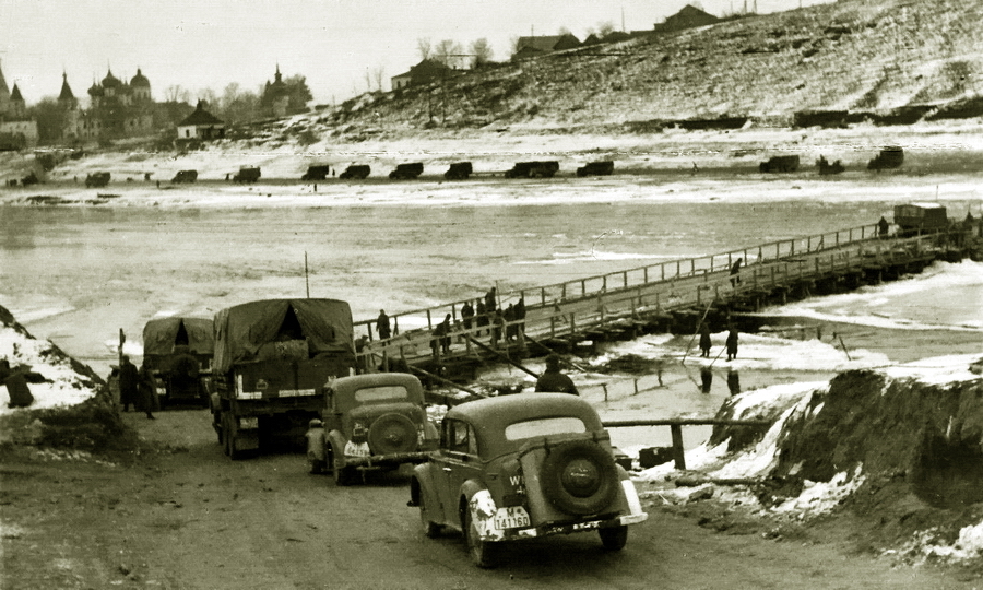 ​Немецкая автоколонна движется по мосту через Волгу. http://waralbum.ru - Незнаменитые бои у древних стен 
