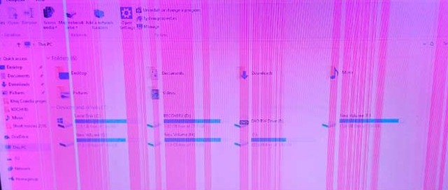 Как на мониторе убрать вертикальная. Фиолетовая полоска на мониторе. Красные горизонтальные полосы на экране монитора. Вертикальная полоска на мониторе. Розовая полоса на дисплее.