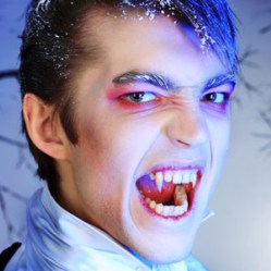 7 странных типов поведения людей, похожих на вампиров